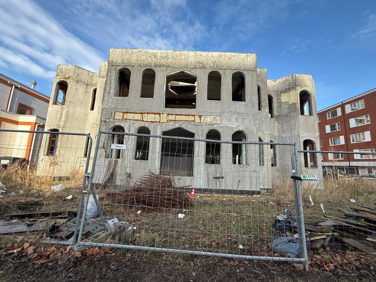 Voorgevel van het nieuwe gebouw van Sri Krishna Dhaam in aanbouw / Front of the new Sri Krishna Dhaam building under construction
