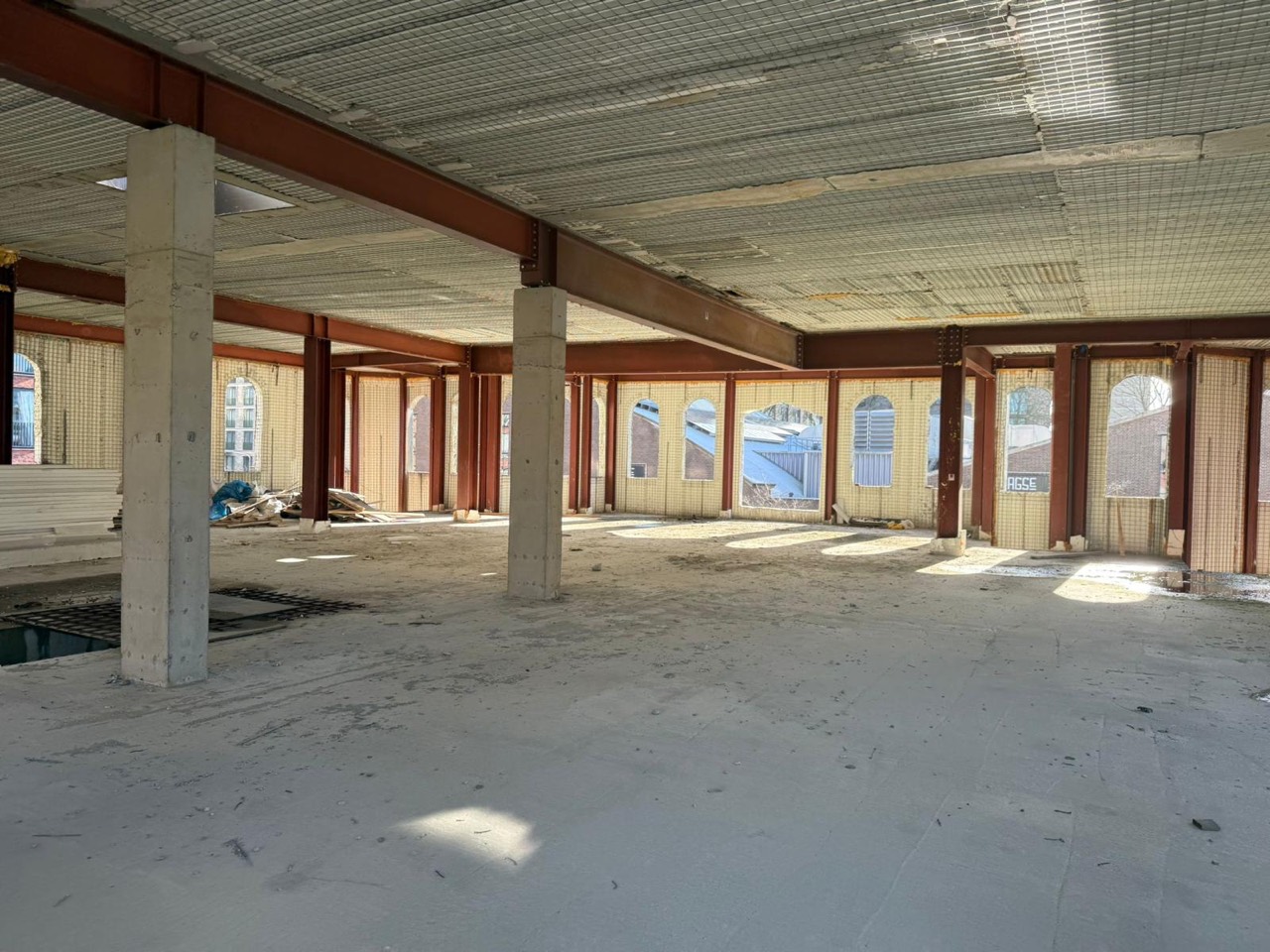 Binnenruimte van het gebouw in aanbouw / Interior of the building under construction